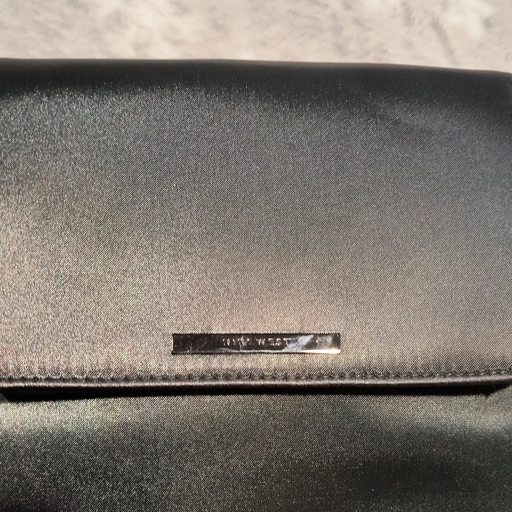 Nine West Green Satin crossbody, NWOT, double zip pocket w/5 card slots, 2 zips
